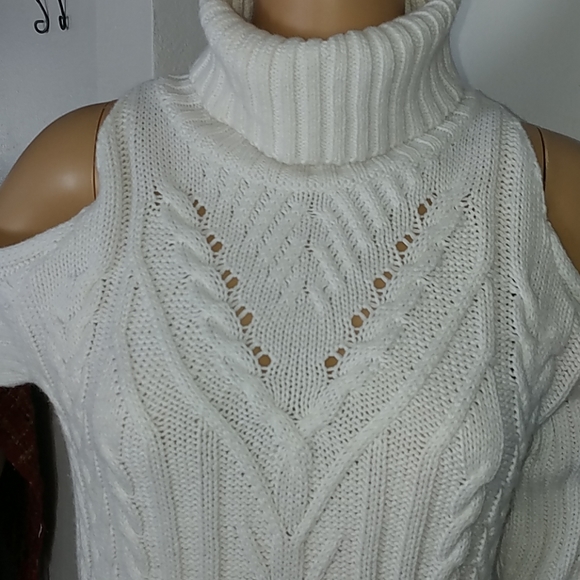 Oversized Cable Knit Sweater - Picture 2 of 3
